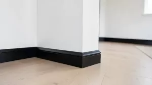 Czarne listwy przypodłogowe inspiracje