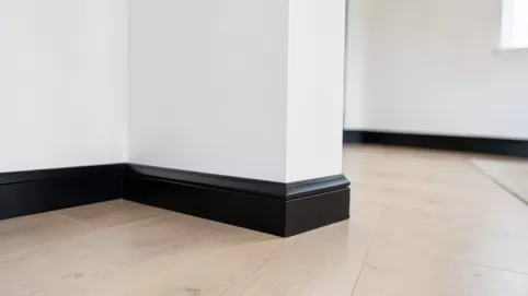 Czarne listwy przypodłogowe inspiracje