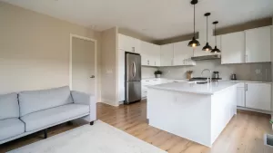 Jaki kolor ścian do salonu z kuchnią